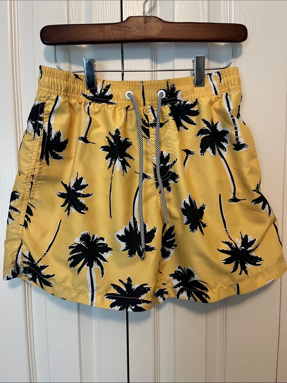 Men’s Yellow and black palm swim trunks. Size small. 5 inch inseam
